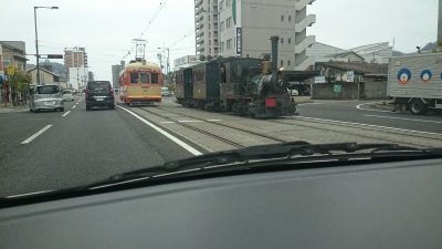 車の中からの景色に電車が見える